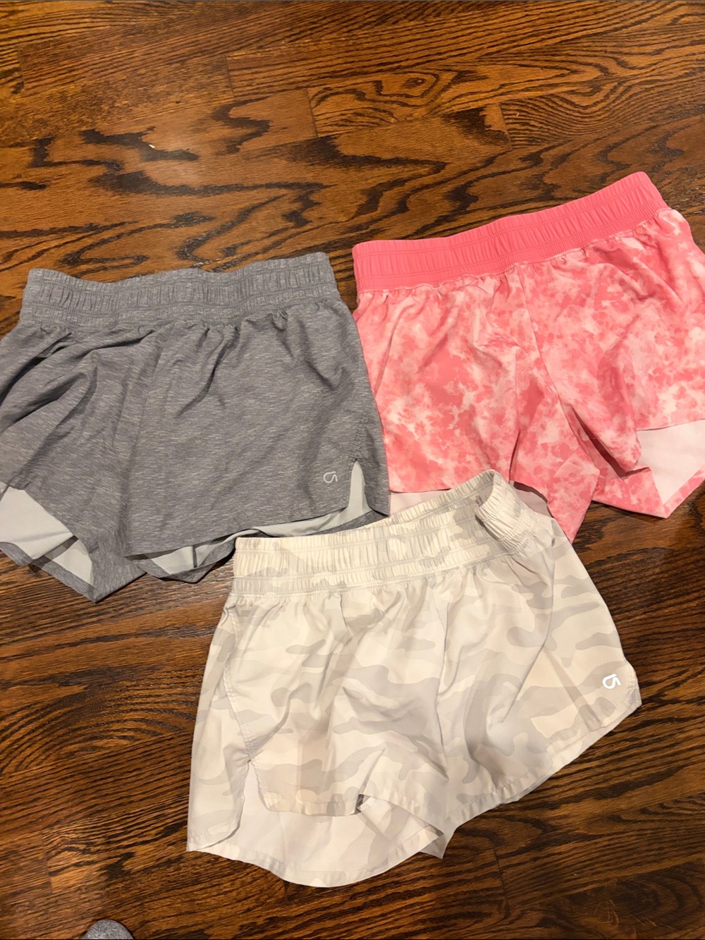 Womens Gapfit Performance Shorts - Pink, Gray & white camo—3-Pack xs